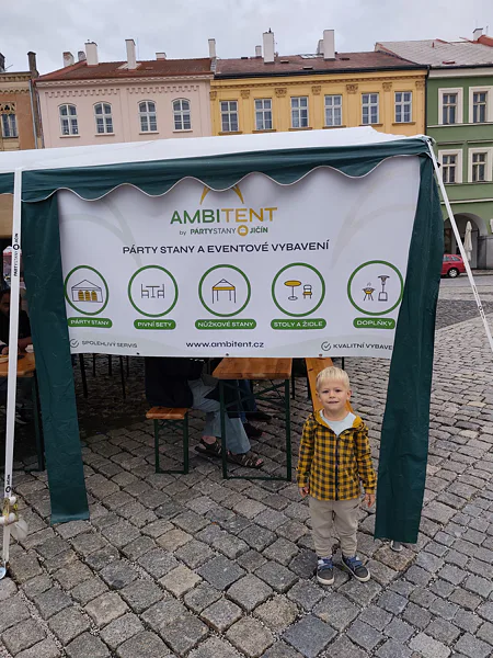 Fiú egy zöld sátor előtt, Ambitent molinóval a jičíni fesztiválon.