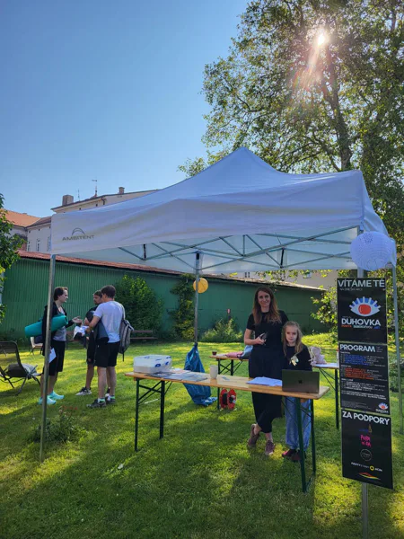 Nůžkový stan Ambitent na festivalu Duhovka.