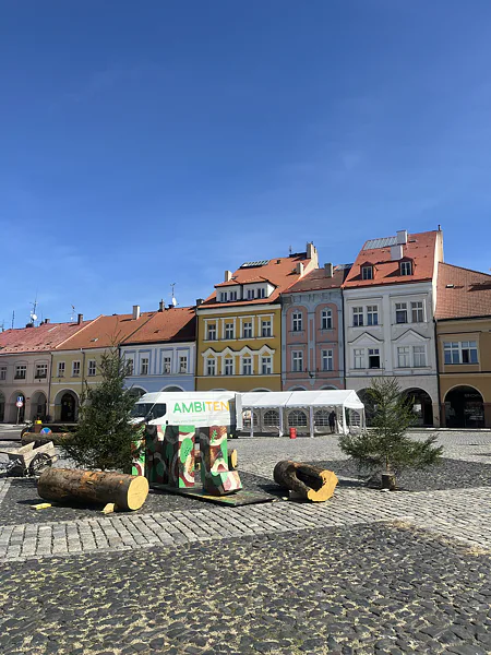 Fesztiváldekoráció és fehér rendezvénysátrak Jičín főterén.