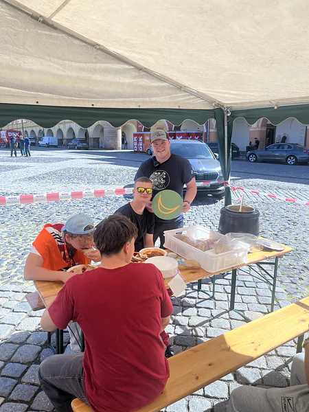 Pihenő egy sörpadgarnitúránál, rendezvénysátor alatt a jičíni fesztiválon.
