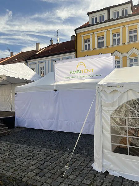 Fehér sátor Ambitent nyomattal a jičíni fesztiválon.