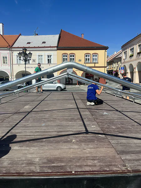 Rendezvénysátor tetőszerkezetének szerelése egy jičíni színpadon.